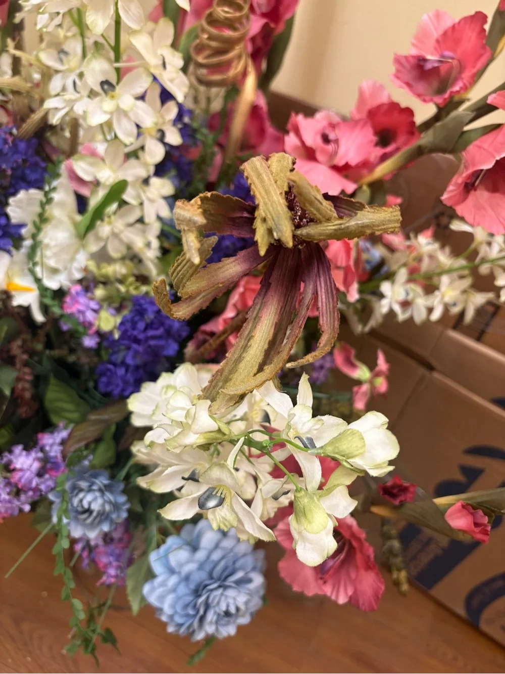 HUGE!!!! Beautiful Silk Flower Arrangement. Verrry Big!